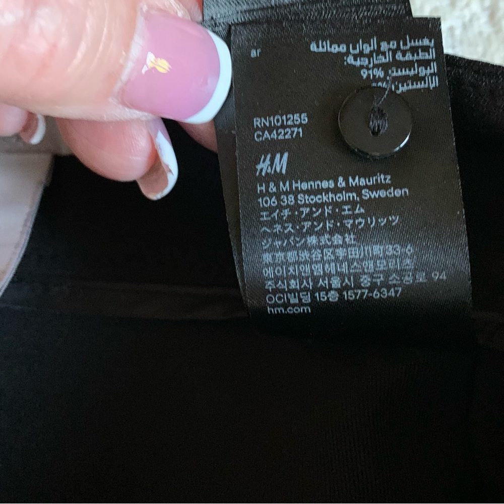 NWOT PENCIL SKIRT W/TWO FRONT FUNCTIONAL ZIPPERED POCKETS. GOLD ZIPPER IN BACK. - Picture 5 of 5